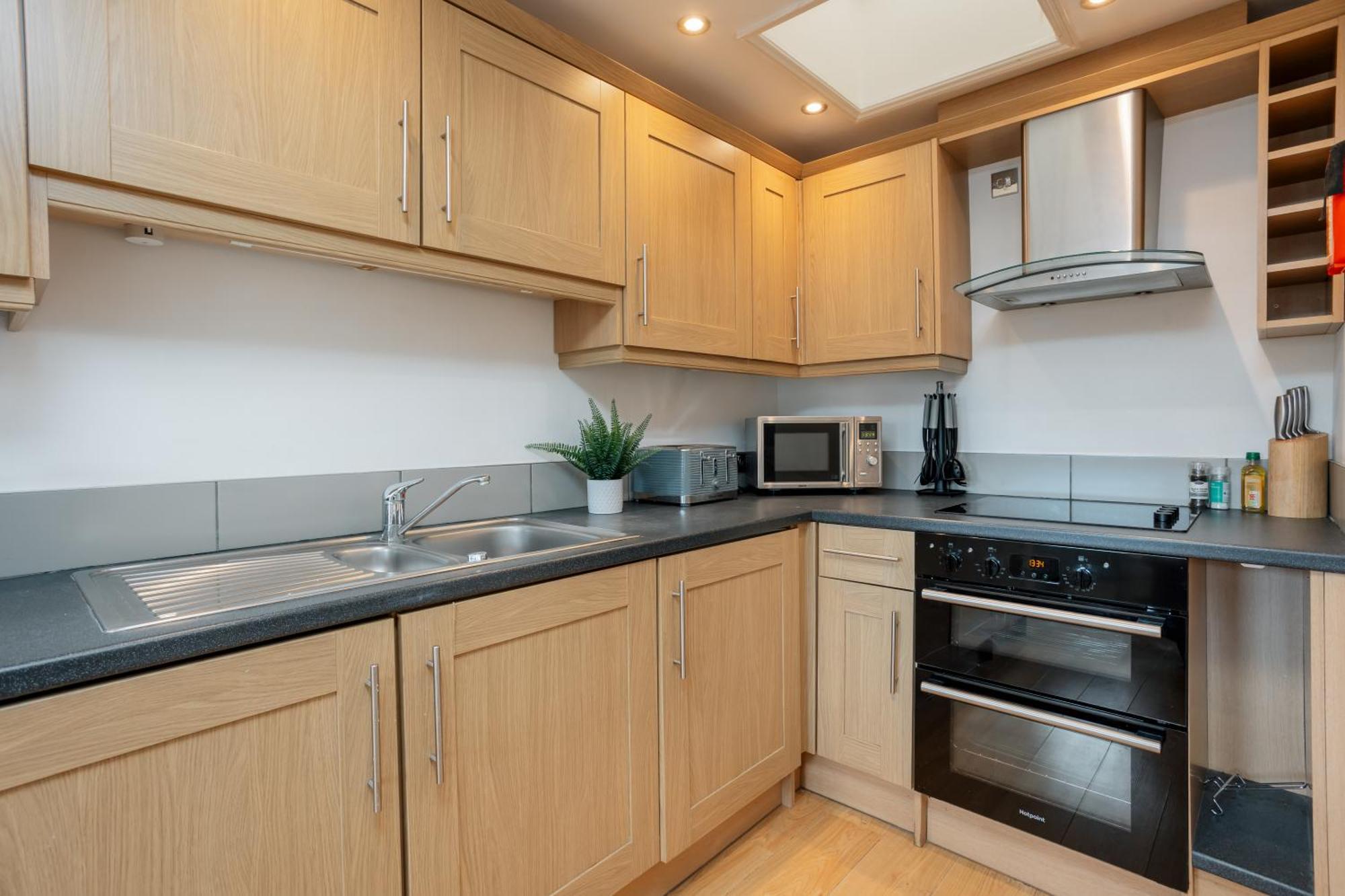 Starhost Residences - Central 3 Bed Apartment At Regents Court, Newbury Ньюбери Экстерьер фото
