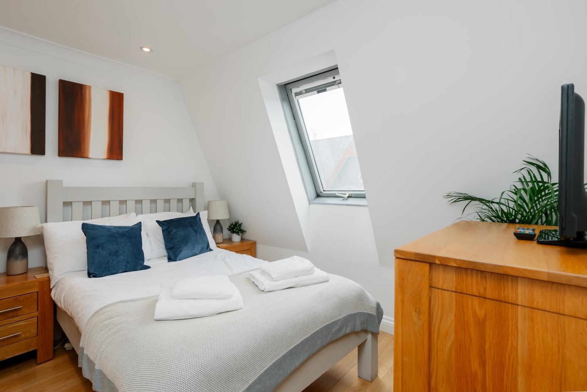 Starhost Residences - Central 3 Bed Apartment At Regents Court, Newbury Ньюбери Экстерьер фото