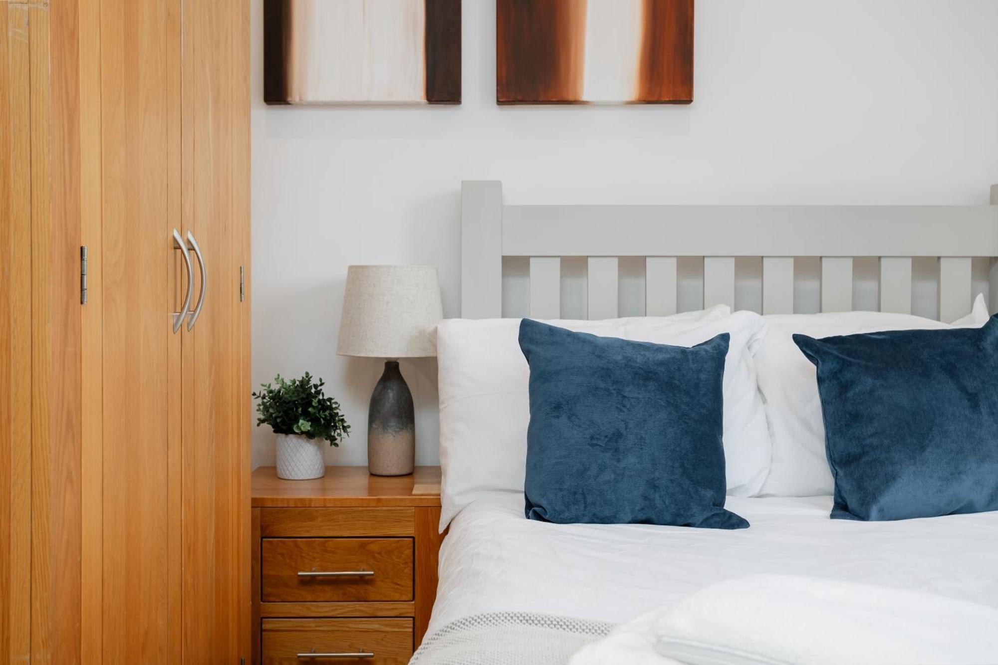 Starhost Residences - Central 3 Bed Apartment At Regents Court, Newbury Ньюбери Экстерьер фото