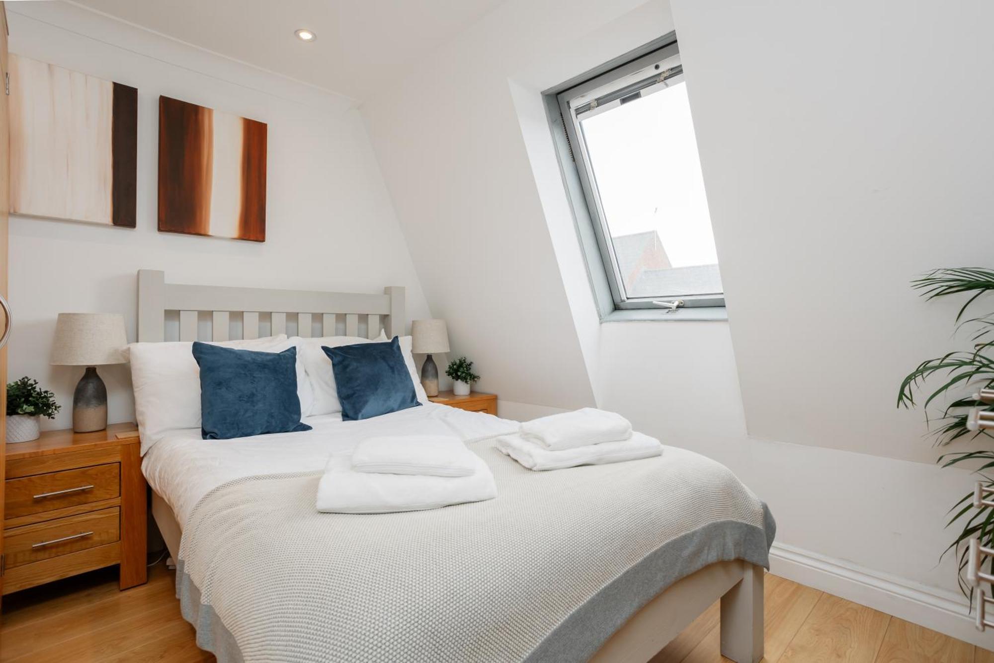 Starhost Residences - Central 3 Bed Apartment At Regents Court, Newbury Ньюбери Экстерьер фото