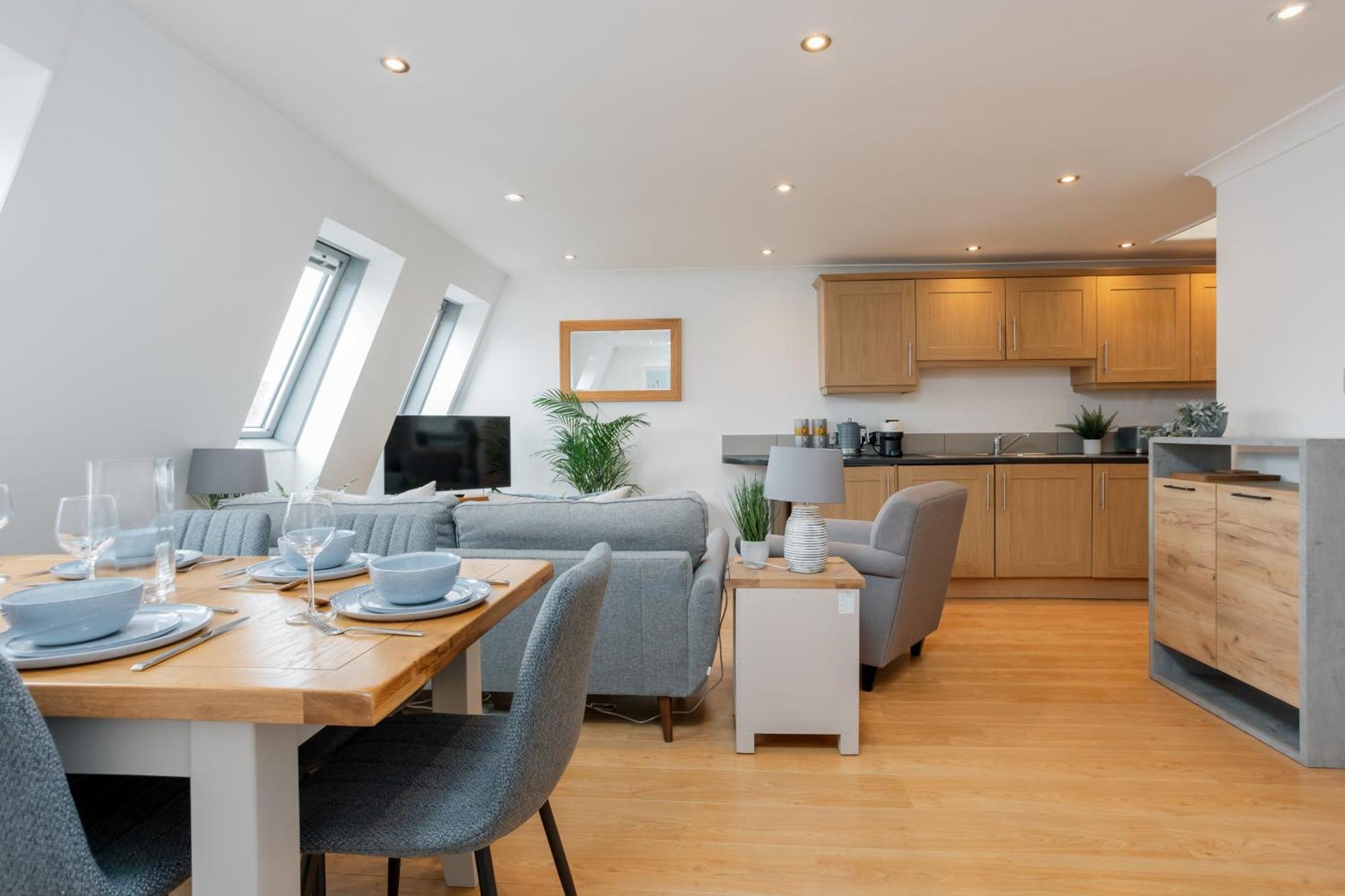 Starhost Residences - Central 3 Bed Apartment At Regents Court, Newbury Ньюбери Экстерьер фото